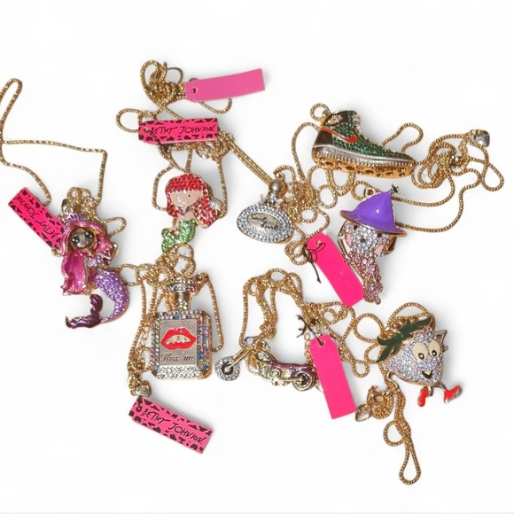 ADORABLE NIP Betsey Johnson Crystal Little Mermaid Pendant on Long Gold Necklace - Picture 4 of 4